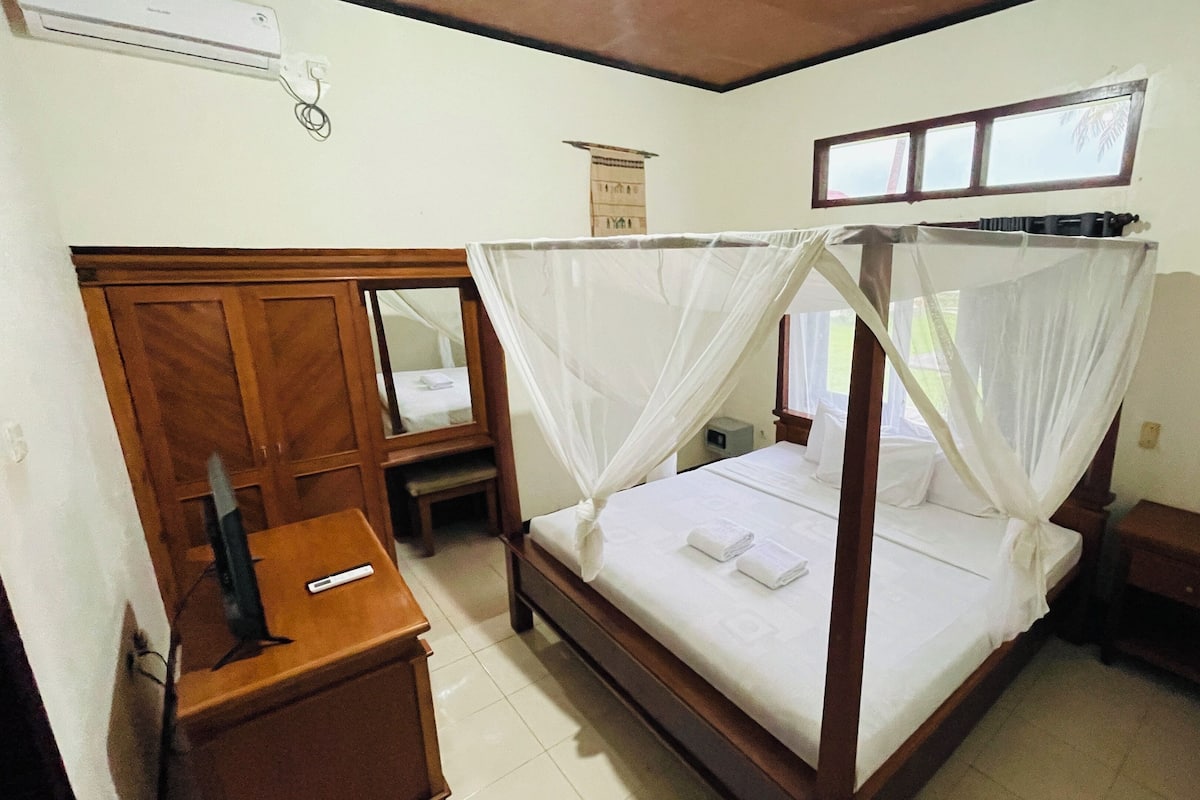 Big Beach House | In-room safe, desk, laptop workspace, soundproofing