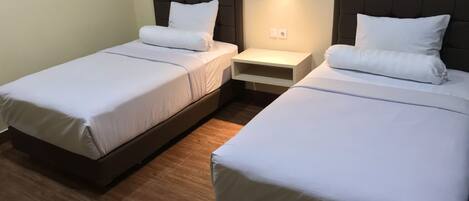 Deluxe Twin Room | 1 bilik tidur, peti besi dalam bilik, meja, ruang kerja komputer riba