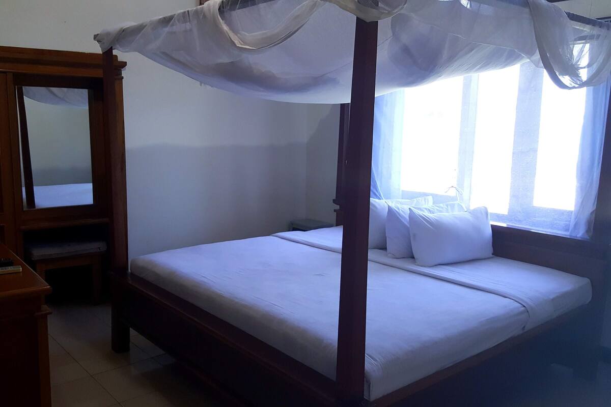 Big Beach House | 1 bedroom, in-room safe, desk, laptop workspace