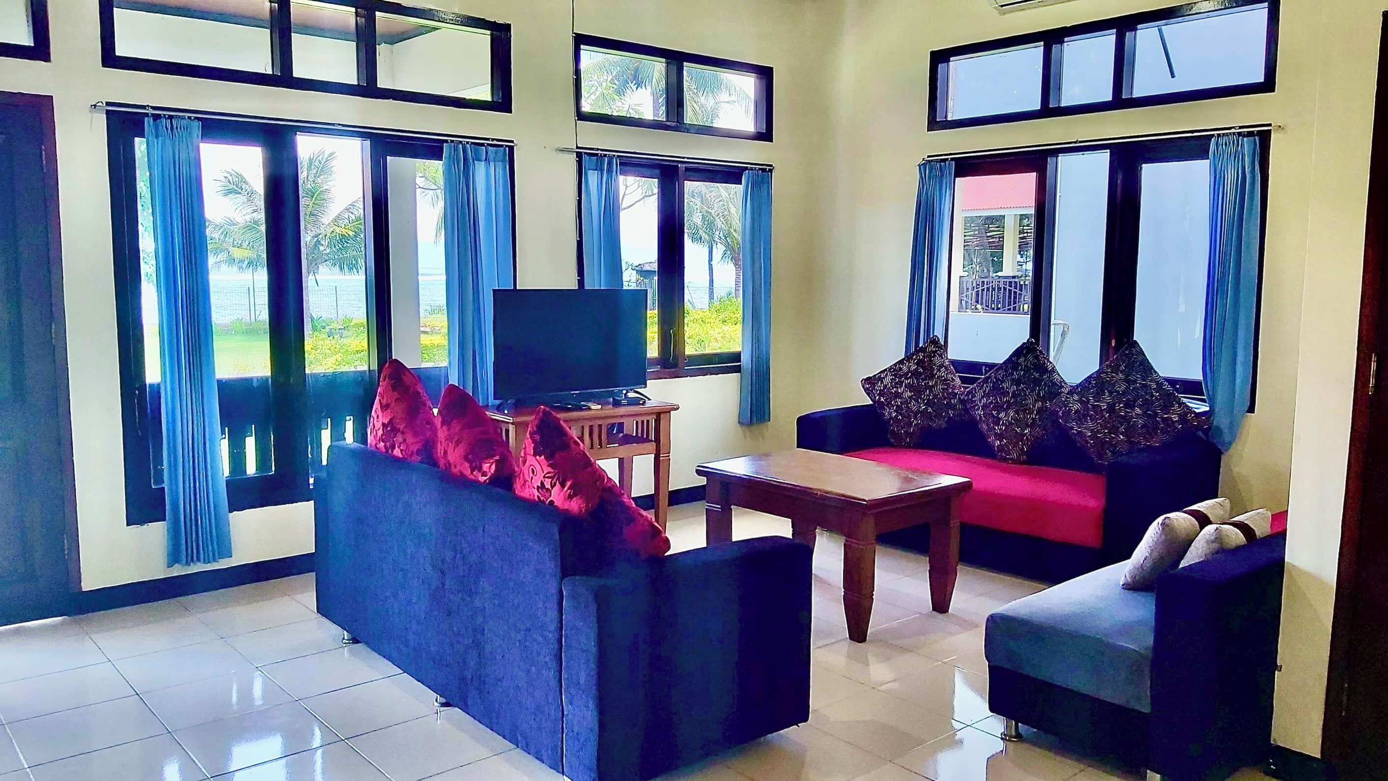 Suíte família, 3 quartos, vista para a praia | Área de estar | TV de tela plana 32 polegadas com canais via satélite, TV