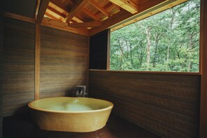 Suite (Type B, with Open-Air Bath) | Kamar mandi | Perlengkapan mandi gratis, pengering rambut, dan sandal