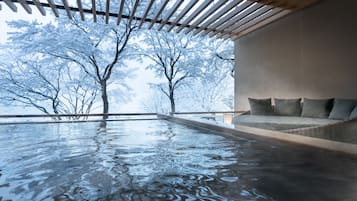 Quarto tradicional (Japanese-style, w/ Outdoor Bath, RC3) | Edredons de pluma, cofres nos quartos, individualmente decorados