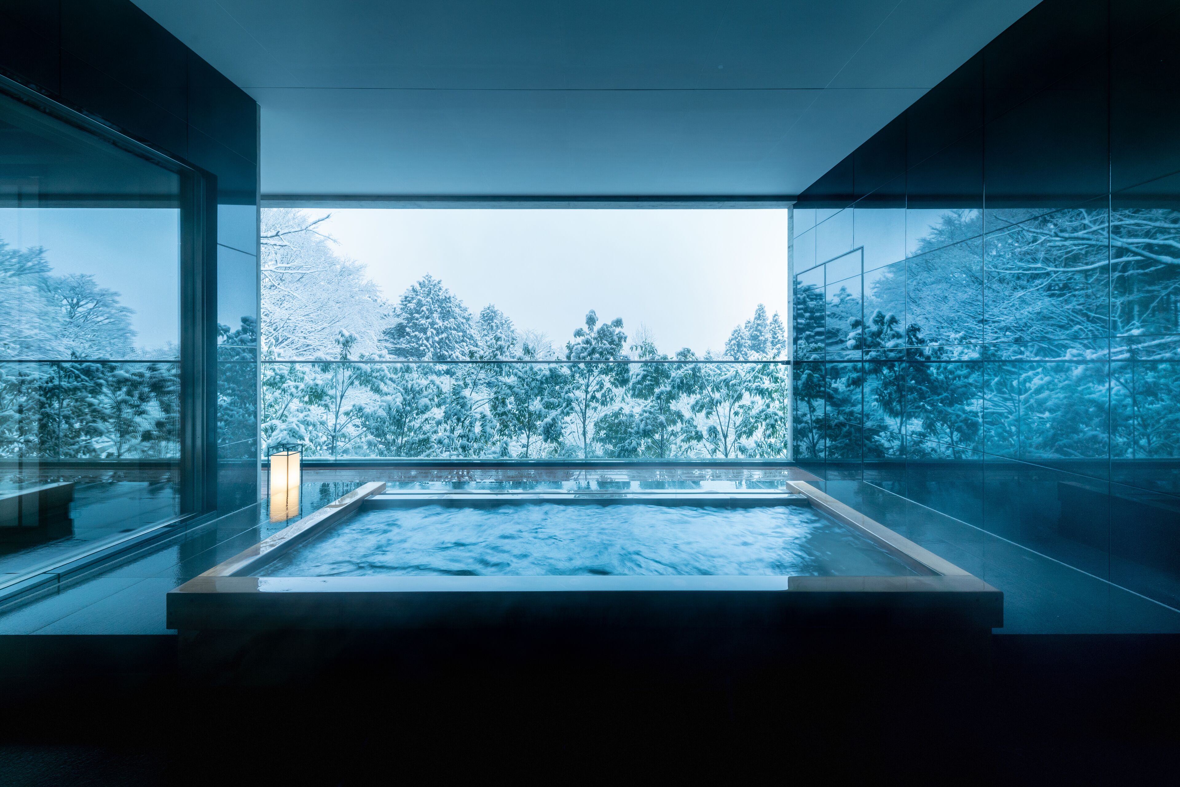 Cubrecamas y caja de seguridad en la habitación 