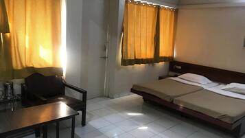 Escritorio y ropa de cama