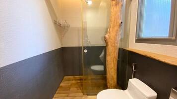 Chambre Triple | Salle de bain | Douche, douche à « effet pluie », articles de toilette gratuits