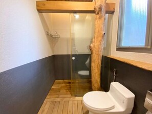 Basic-Dreibettzimmer | Badezimmer | Dusche, Regendusche, kostenlose Toilettenartikel, Haartrockner