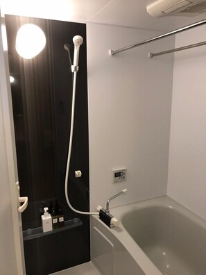 Chambre avec lits jumeaux (303, with Bathtub) | Salle de bain | Articles de toilette gratuits, sèche-cheveux, chaussons, bidet
