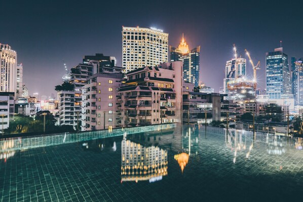 야외 수영장, 09:00 ~ 22:00 오픈, 일광욕 의자