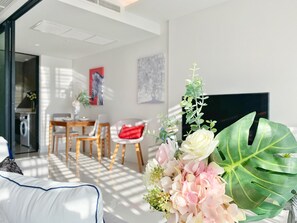 패밀리 쿼드룸, 간이주방 | 1 개의 침실, 고급 침구, 책상, 암막 커튼