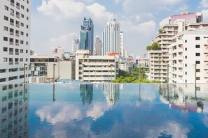 Una piscina al aire libre (de 09:00 a 22:00), tumbonas