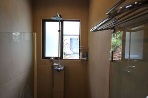 Bathroom shower - Bali Tropicana Pool Villa (Pattaya)