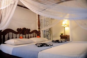 Deluxe Villa, 1 King Bed, Accessible, Garden View