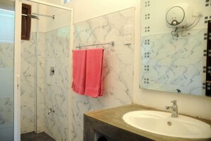 Deluxe Villa, 1 King Bed, Accessible, Garden View | Bathroom