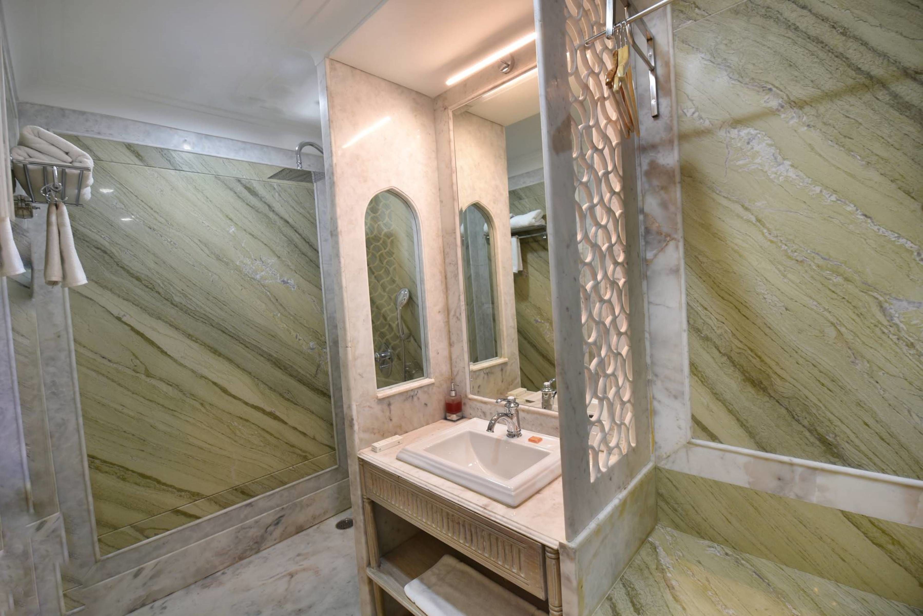 deluxe room, 1 double bed, non smoking | bathroom | shower, slippers, towels