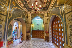 Área de estar no saguão