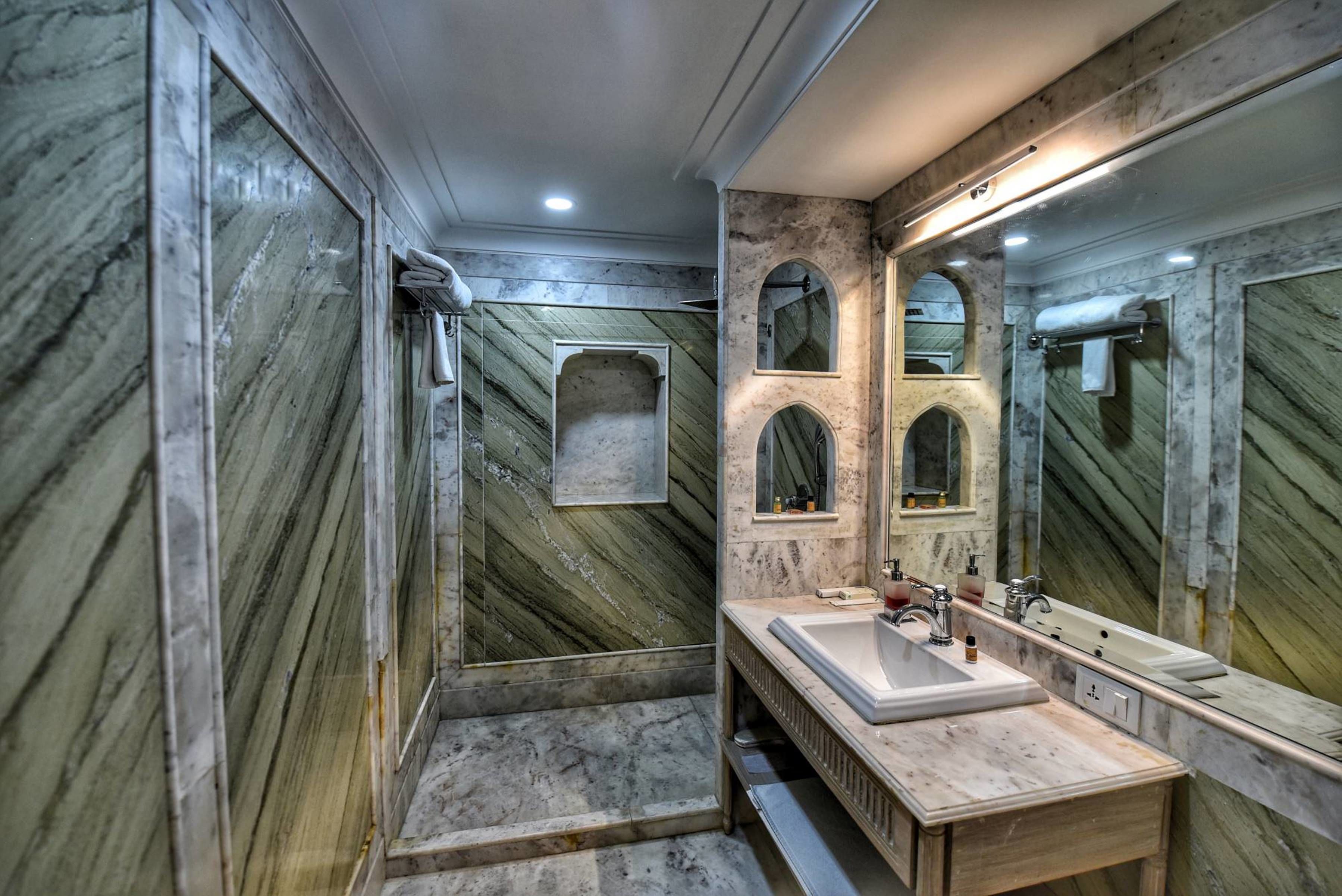 superior double room, 1 double bed | bathroom | shower, slippers, towels