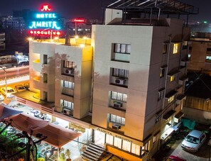 Fassade der Unterkunft – Abend/Nacht