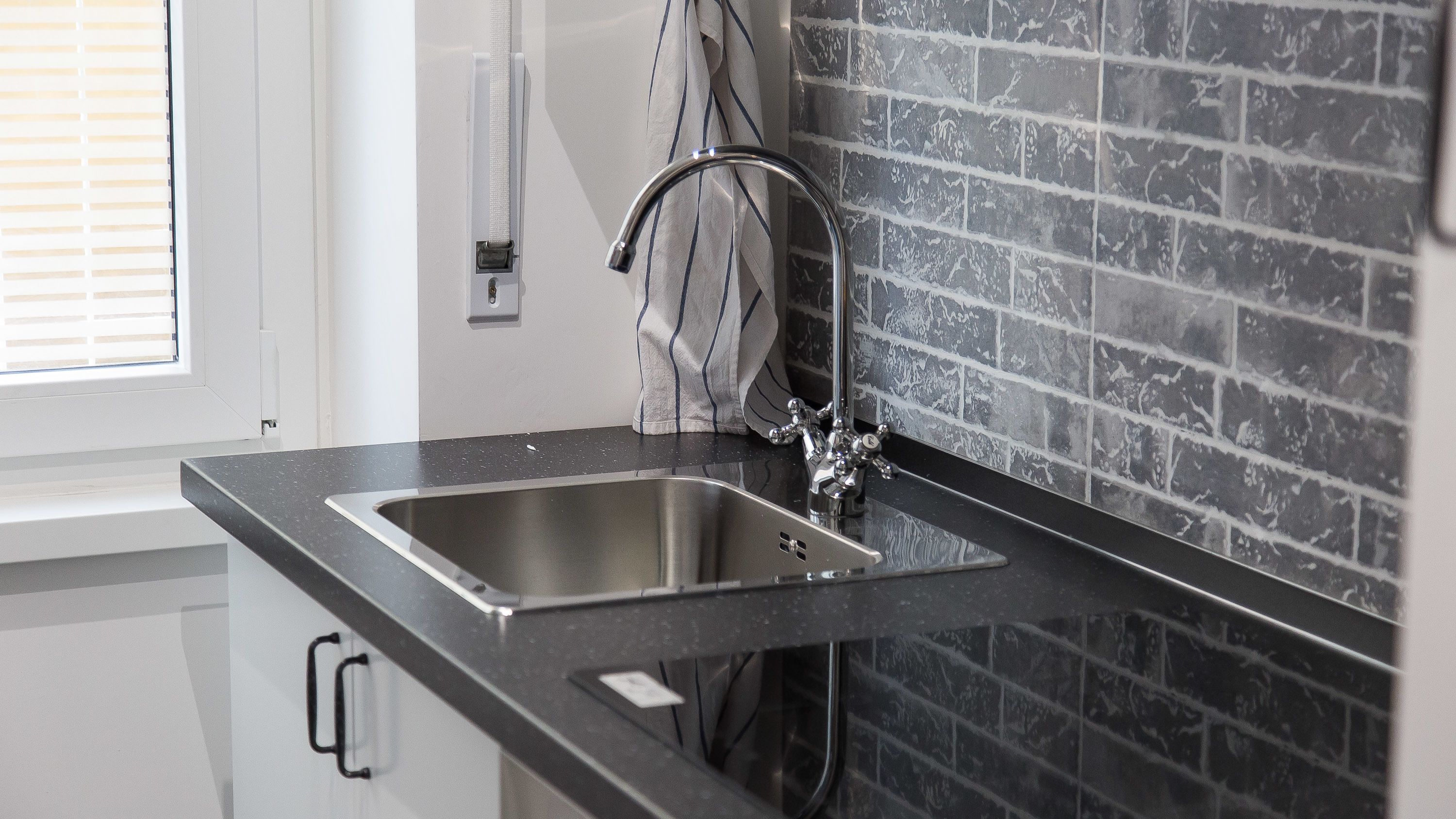 Dishwasher, cookware/dishes/utensils, dining tables