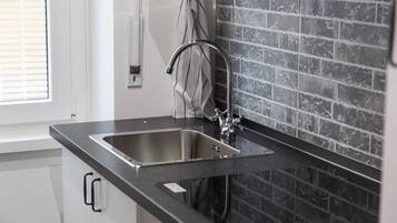 Dishwasher, cookware/dishes/utensils, dining tables