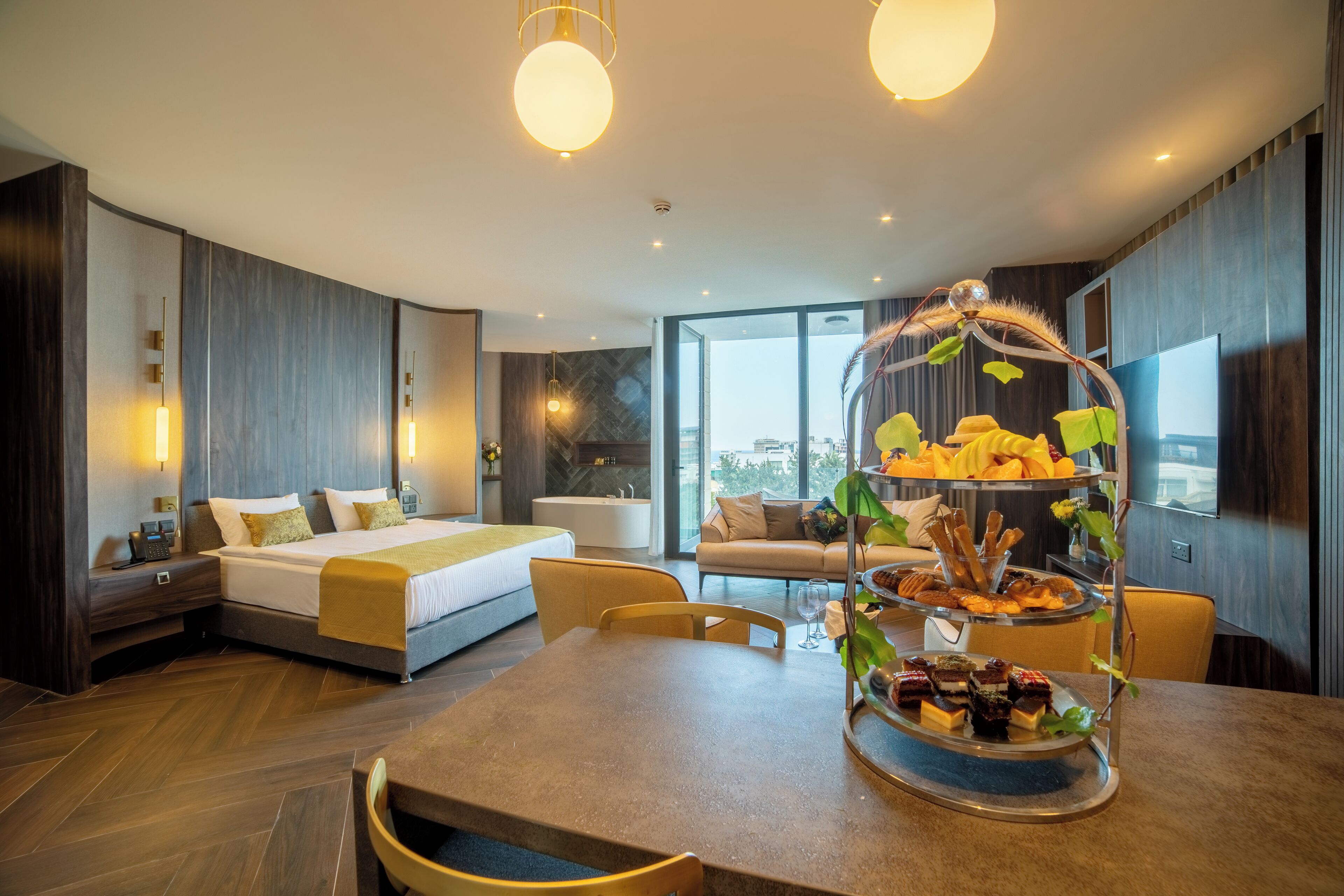 Premium Süit | Minibar, masa, güneşlik/perde, ütü/ütü masası 