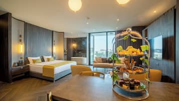 Premium Süit | Minibar, masa, güneşlik/perde, ütü/ütü masası