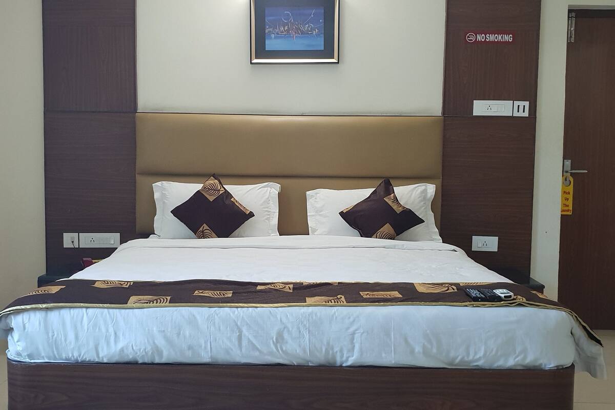 Deluxe Double Room, 1 Double Bed, Accessible, City View | Air conditioning