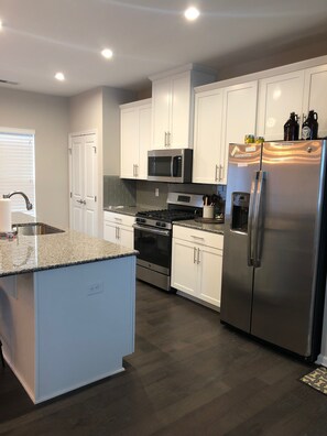 Standard House, Berbilang Katil, Non Smoking | Dapur peribadi | Peti sejuk/penyejuk beku saiz penuh, ketuhar gelombang mikro, ketuhar