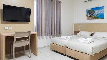 Minibaari, työpöytä, pimennysverhot, ilmainen Wi-Fi