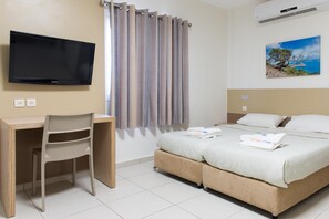 Een minibar, een bureau, verduisterende gordijnen, gratis wifi