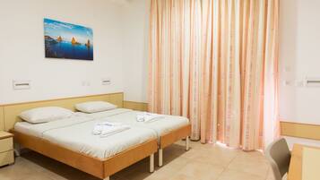 Standard-huone, tupakointi kielletty | Minibaari, työpöytä, pimennysverhot, ilmainen Wi-Fi