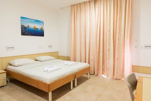 Habitación estándar, no fumadores | Minibar, escritorio, cortinas opacas y wifi gratis