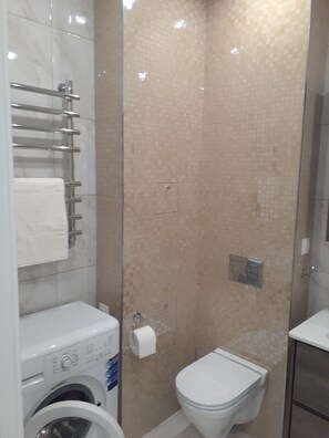 Habitació Comfort, 1 llit de matrimoni gran i sofà llit, no fumadors, vistes a la ciutat | Bany | Combinació de dutxa i banyera i tovalloles