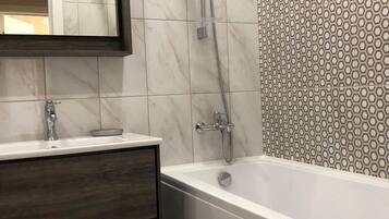 Comfort-Zimmer, 1 King-Bett und Schlafsofa, Nichtraucher, Stadtblick | Badezimmer | Duschwanne, Handtücher