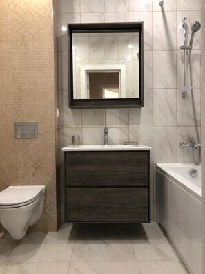 Comfort-rum - 1 kingsize-säng med bäddsoffa - icke-rökare - utsikt mot staden | Badrum | Badkar/dusch och handdukar