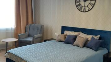 Comfort-Zimmer, 1 King-Bett und Schlafsofa, Nichtraucher, Stadtblick | 1 Schlafzimmer, Bügeleisen/Bügelbrett, kostenloses WLAN, Bettwäsche