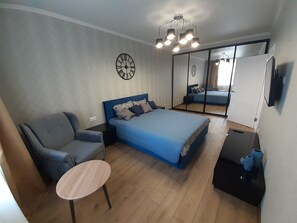 Comfort kamer, 1 kingsize bed met slaapbank, niet-roken, uitzicht op stad | 1 slaapkamer, een strijkplank/strijkijzer, gratis wifi, beddengoed