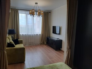 Habitación clásica, varias camas, para no fumadores, vista a la ciudad | 1 habitación, decoración personalizada y muebles diferentes