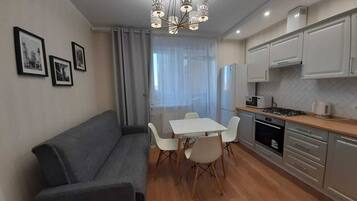 Chambre Classique, plusieurs lits, non-fumeurs, vue ville | Cuisine partagée | Réfrigérateur, micro-ondes, four, plaque de cuisson