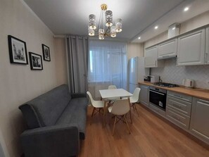 Habitación clásica, varias camas, para no fumadores, vista a la ciudad | Cocina compartida | Refrigerador, microondas, horno y parrilla de estufa