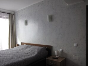 Iron/ironing board, free WiFi, bed sheets
