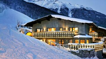 Fassade der Unterkunft â Abend/Nacht