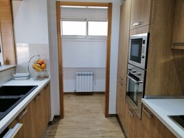 Cortinas blackout, tabla de planchar con plancha y wifi gratis 