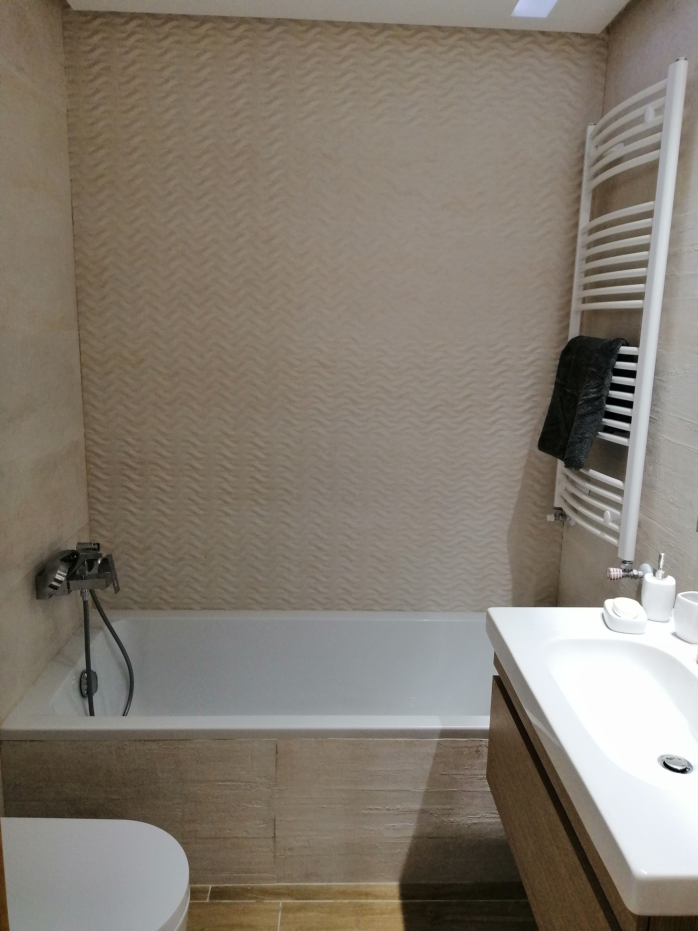 Ein Badezimmer mit Badewanne, Toilette und Waschbecken.