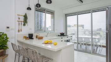 Refrigerador con freezer, microondas, horno, placa de cocina