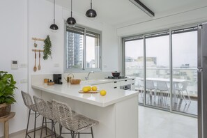 Three Bedroom Penthouse with Sea View | Cocina privada | Refrigerador con congelador, microondas, horno y parrilla de estufa 