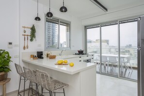 Three Bedroom Penthouse with Sea View | Cuisine privée | Grand réfrigérateur, micro-ondes, four, plaque de cuisson