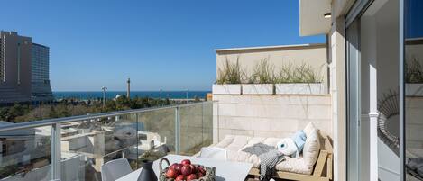 Three Bedroom Penthouse with Sea View | Terrace/patio