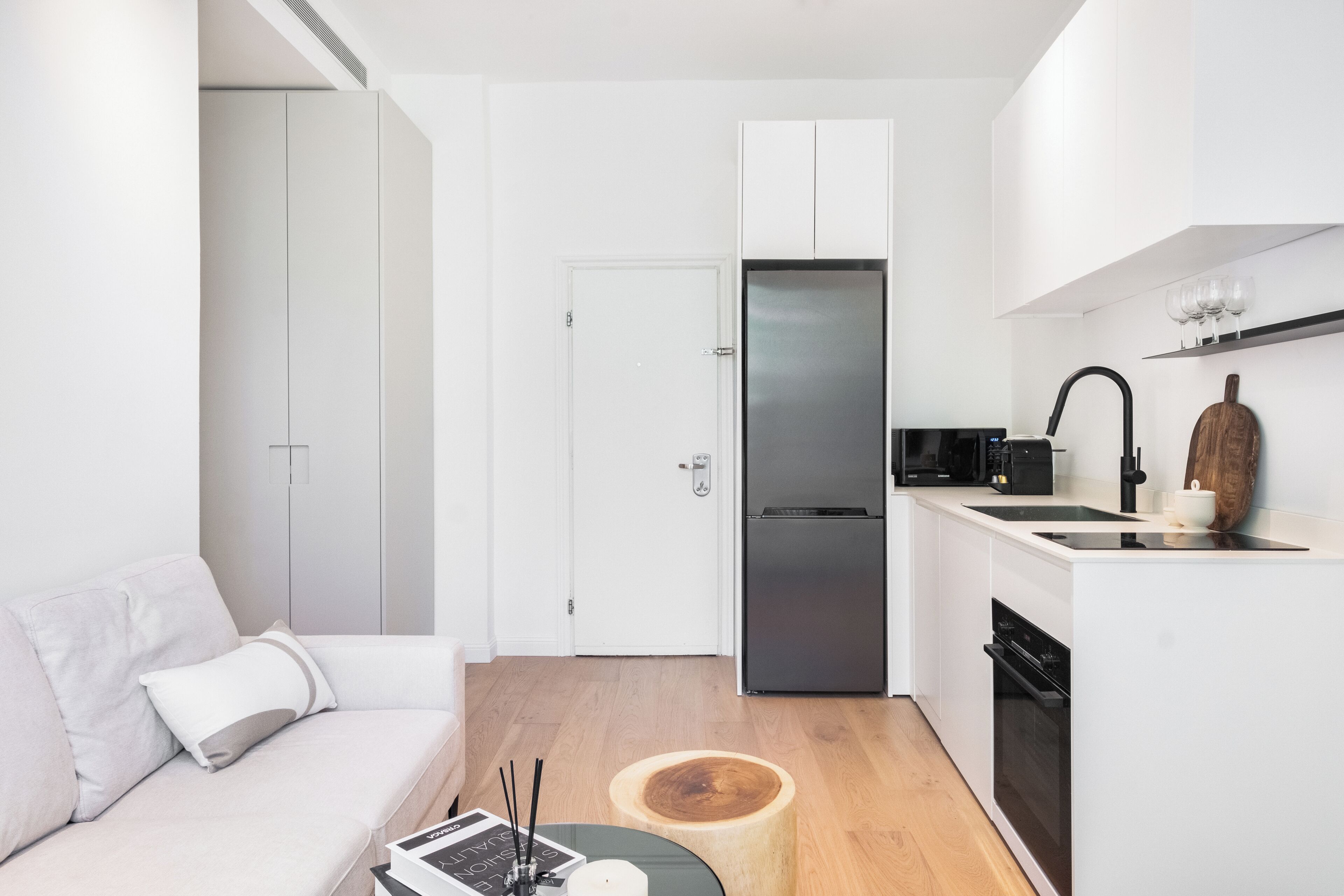 Two Bedroom Apartment with Balcony (stairs only) - 2 Yaavets St | Área de estar | TV de tela plana 50 polegadas com canais a cabo, smart TV