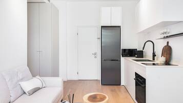 Two Bedroom Apartment with Balcony (stairs only) - 2 Yaavets St | Área de estar | TV de tela plana 50 polegadas com canais a cabo, smart TV