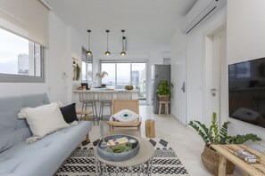 Three Bedroom Penthouse with Sea View | Living room | 50-inch flat-screen TV with cable channels, Smart TV - Mr. Yavos - By TLV2GO (Tel Aviv)